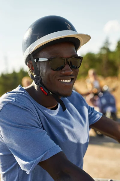 Egy boldog fiatal afro-amerikai férfi portréja sisakban. — Stock Fotó
