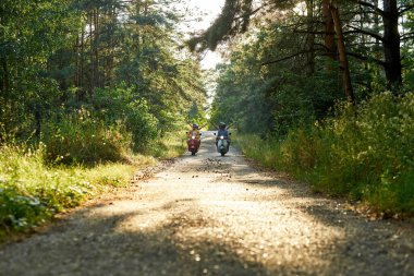 Yolculuk yapan mutlu genç çiftler