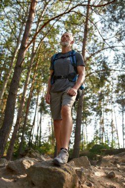Turist çantalı, orta yaşlı, beyaz bir adam.
