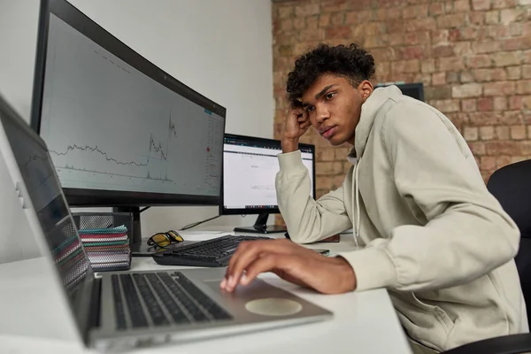 Porträt eines jungen Mannes Händler mit Online-Software zur Analyse von Preisstatistiken und Handel von zu Hause aus, um Gewinn zu machen — Stockfoto