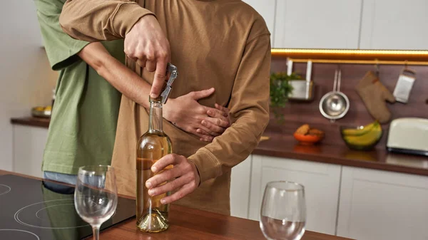 Stesso sesso coppia maschile stappare bottiglia di vino bianco — Foto Stock