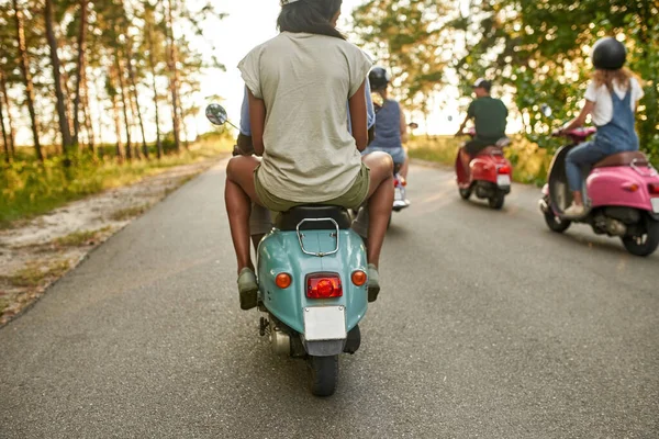 Foco seletivo em jovens multirraciais montando scooters — Fotografia de Stock
