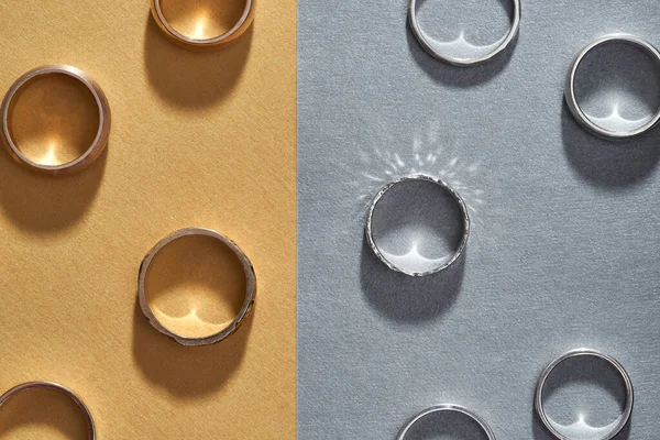 납작 하게 놓여 있는 금 과 은으로 된 약혼반지 — 스톡 사진