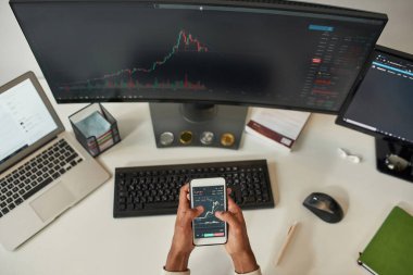 Top view man ticaret hisse senetleri ve kripto para birimleri online bilgisayar ve telefonda