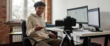 Gülümseyen etnik insan tüccarının bayrak manzarası atış kursu