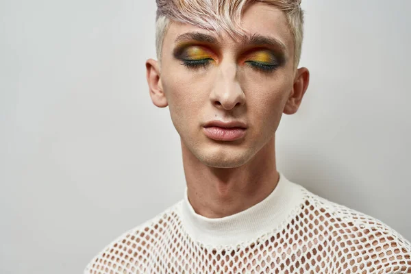 Parlak karanlık parti makyajlı genç transseksüellerin yakın çekimleri beyaz arka planda kapalı gözlerle poz vermeleri. — Stok fotoğraf