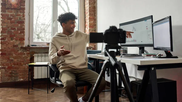 Lycklig biracial man skjuta webinar om finansiella investeringar — Stockfoto