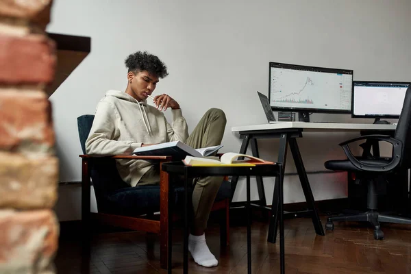 Millennial Afroamerikaner investieren online von zu Hause aus — Stockfoto