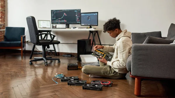 Afroamerikansk man reparera dator hemma — Stockfoto