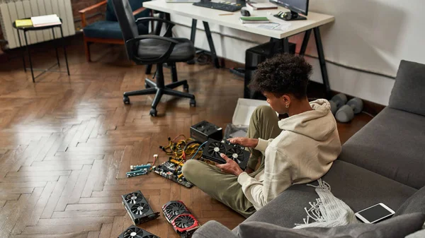 Biracial man install mining equipment to start farming coins — Stock Photo, Image