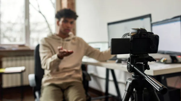 Caméra tirer ethnique mâle trader parler d'investissement — Photo