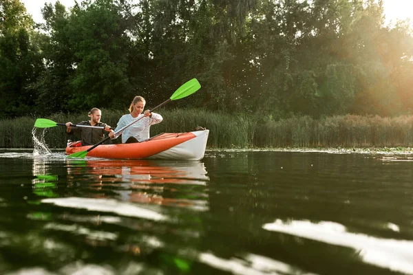 Cuplu activ odihnindu-se împreună, caiac pe râu într-o zi însorită în timpul vacanței de vară — Fotografie, imagine de stoc