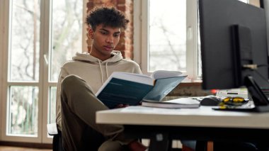 Afrikalı Amerikalı adam internette kitap okumuş.