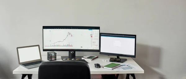 Banner view of home workplace of stock market trader — Fotografia de Stock
