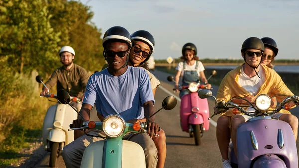 Χαρούμενοι νέοι ιππεύουν μοτοποδήλατα το Σαββατοκύριακο έξω από την πόλη — Φωτογραφία Αρχείου