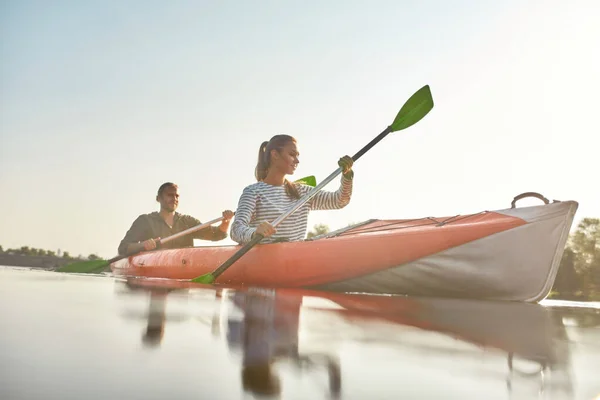 Donna attiva kayak insieme a suo marito in un fiume in una giornata estiva — Foto Stock