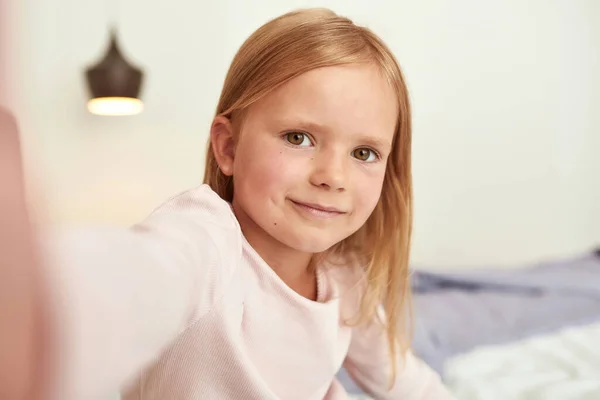 Усміхнена маленька дівчинка робить автопортрет — стокове фото
