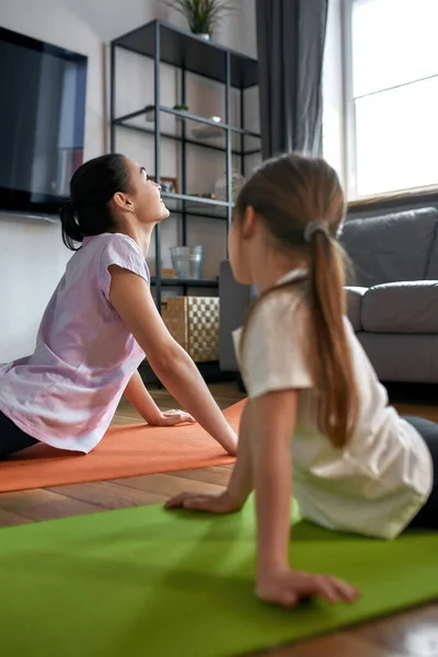 Vertical shot of mom and daughter practice yoga together — Stock Photo, Image