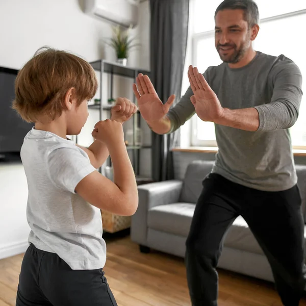 Vertikalt skott av aktiva med barn har utbildning med pappa — Stockfoto