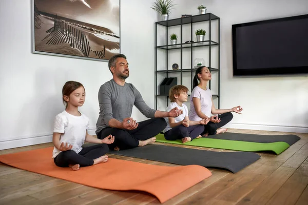 Mindful Caucasian familj meditera utövar yoga tillsammans — Stockfoto