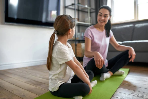 Liten flicka barn ha kul utbildning med mamma — Stockfoto