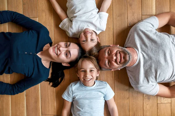 Upp och ner porträtt av lycklig familj med barn slappna av — Stockfoto