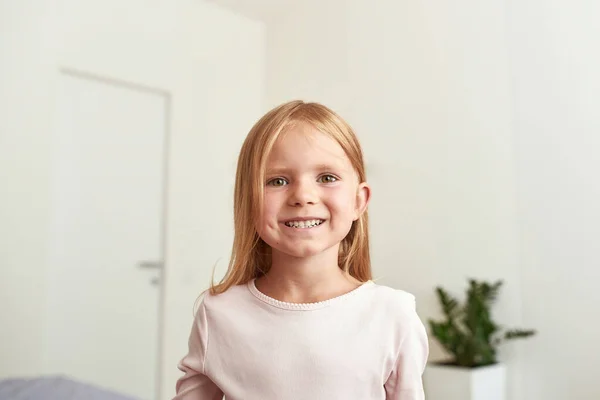 Портрет усміхненої маленької дівчинки — стокове фото