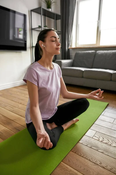 Vertikalt skott av kvinna meditera utövar yoga — Stockfoto