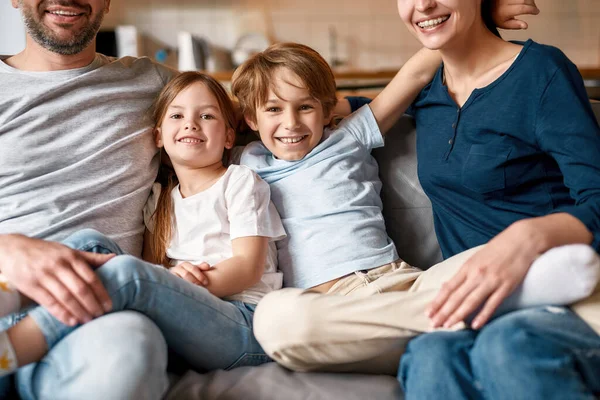 Porträtt av glada barn koppla av hemma med föräldrar — Stockfoto