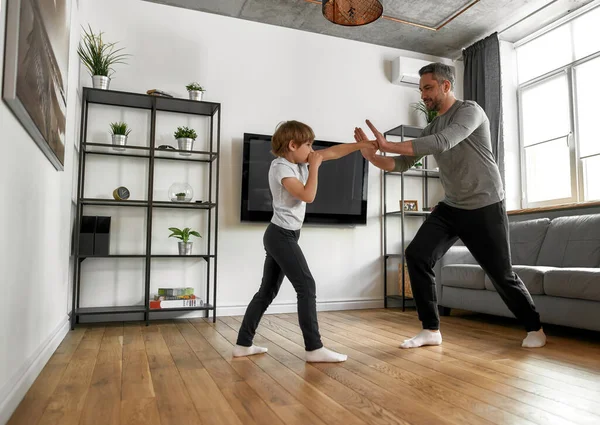 アクティブティーン男の子子供練習ビートとともにお父さん-ホーム — ストック写真