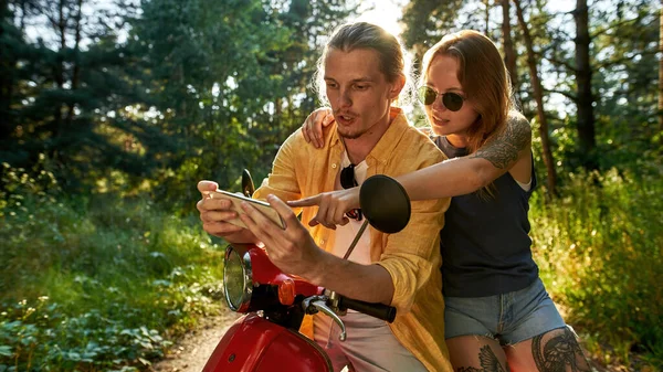 Bastante joven caucásico hombre y mujer en scooter — Foto de Stock
