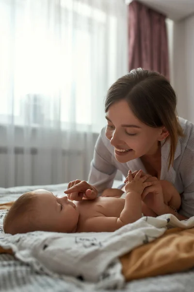 Tedere aanrakingen om mooie baby wakker te maken — Stockfoto