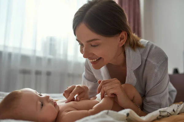 Mom stimulating babys senses by skin contact — Stock Photo, Image