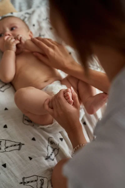 Portret van moeder die voor haar kind zorgt — Stockfoto