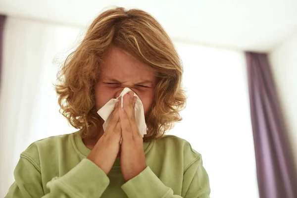 Anak remaja yang tidak sehat menderita flu. Tiuplah hidung. — Stok Foto