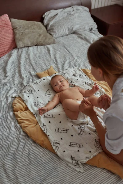 Bayi latihan rutin, ibu membantu bayi untuk tumbuh sehat — Stok Foto