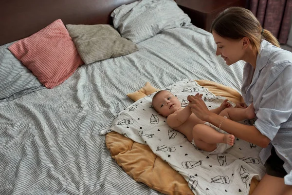 Ibu berinteraksi dengan bayi di dalam ruangan di kamar tidur — Stok Foto