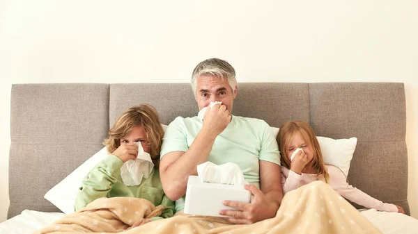 Portrait of sick father and children sick in bed — Stock Photo, Image