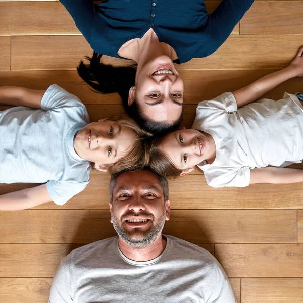 Porträt lächelnder Eltern mit kleinen Teenagern — Stockfoto