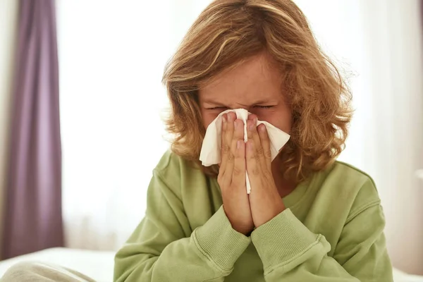 Anak remaja sakit meniup hidung memiliki dingin — Stok Foto