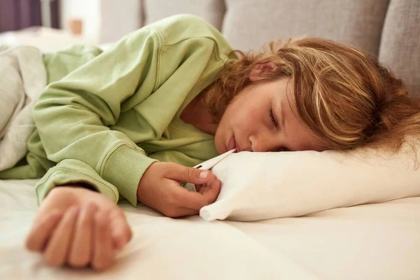 Enfermo adolescente niño dormir en la cama con alta temperatura — Foto de Stock