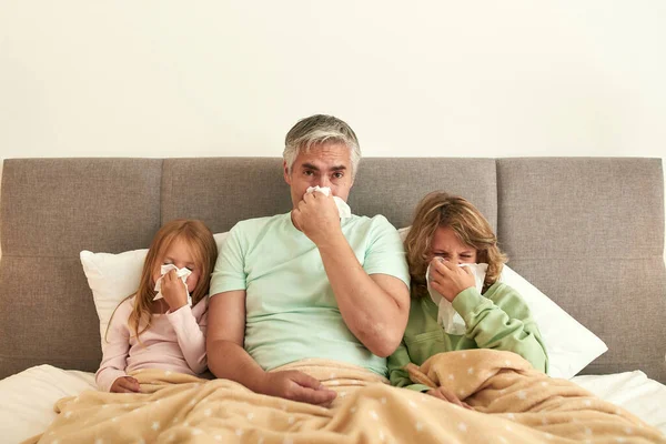 Πορτρέτο του άρρωστου μπαμπά και τα παιδιά αισθάνονται ανθυγιεινά στο κρεβάτι — Φωτογραφία Αρχείου