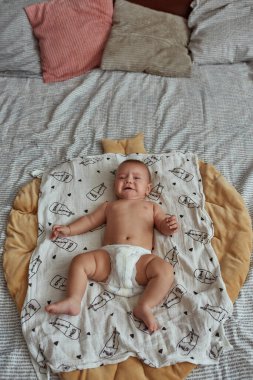 Büyük yatakta ağlayan bebek, üst manzara