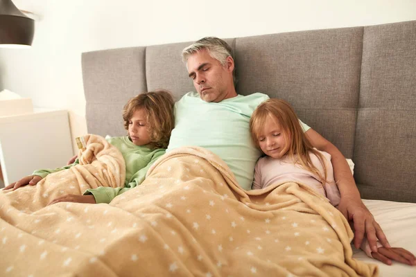 Zorgzame vader zorgt voor zieke kinderen die zich niet goed voelen — Stockfoto