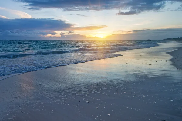 Coucher de soleil sur la plage tropicale — Photo