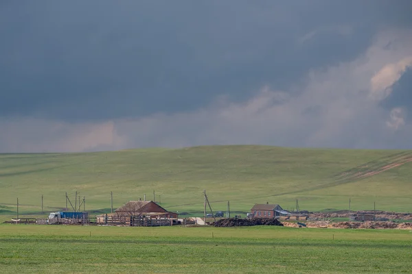 Paysage pastoral avec ferme abandonnée et étable — Photo