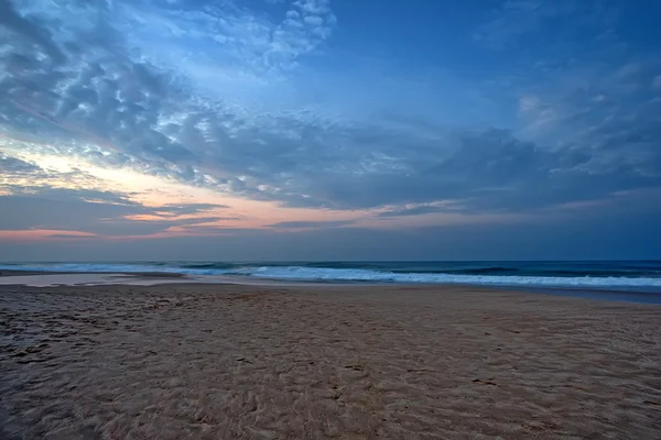 Zachód słońca na tropikalnej plaży — Zdjęcie stockowe