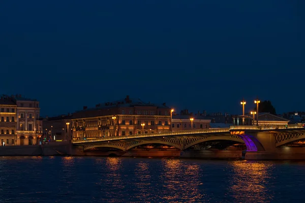 Panorama nocturne du Palais Embankment à Pétersbourg — Photo