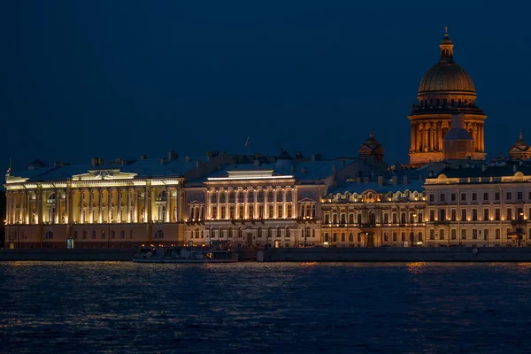 Nachtpanorama des Palastdamms in Petersburg — Stockfoto