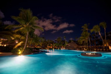 Beş yıldızlı otel gece doğal görünümünü